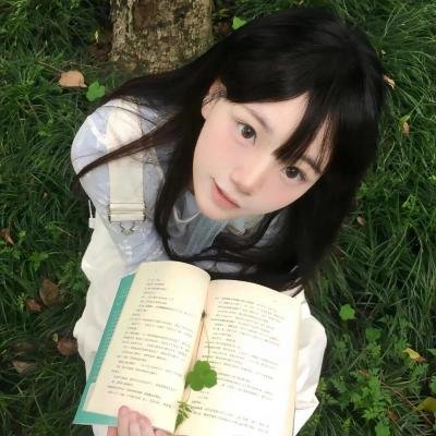 乐坛天后机场牵手女助理，本人沉默不回应，前后半年持续发酵
